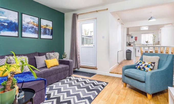 Southampton House | Our spacious 4-bedroom, 2 bathroom home is perfect for groups, families, and business travellers