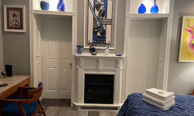 Central Business District House | Out of the Blue Room in Newark, New Jersey