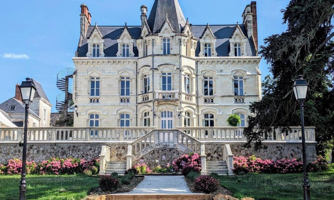 Saint-Saturnin-sur-Loire House | Outbuilding of the Château de Saint Saturnin sur Loire with view of the Loire River