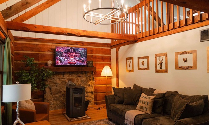 Rockbridge Cabin | Outdoors Sleeps7 Family Getaway Fun Arcade Villa