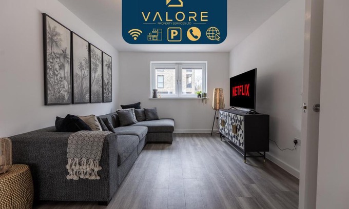 Milton Keynes House | Outstanding 5 Bedroom Townhouse, Canal Views By Valore Property Services