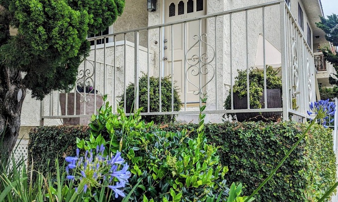 Wilshire Montana Condo | Outstanding Location. Spacious and Bright 2 Bedroom Condo.