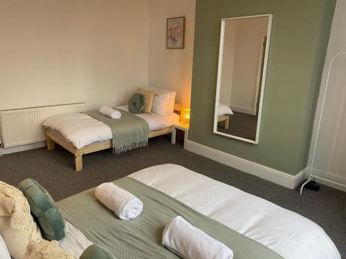 Newcastle-upon-Tyne Apartment | Overhill 3 bedroom flat 5 beds, free parking, ideal for Contractors