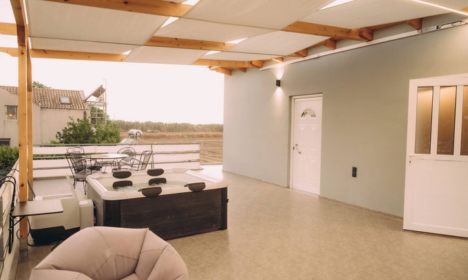 Ilida Bed & Breakfast | overlooking the endless blue of the sea