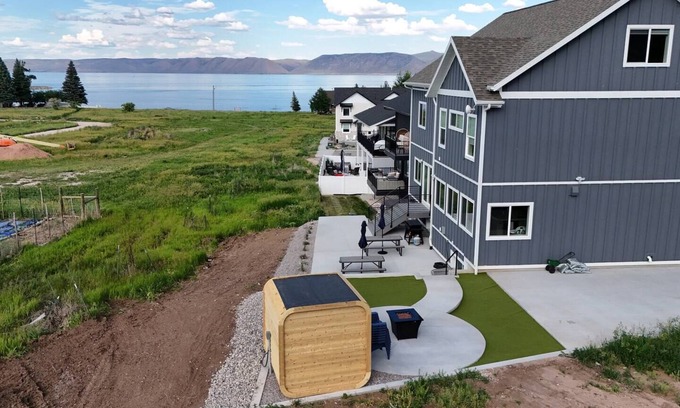 Garden City House | Overview at the Lake