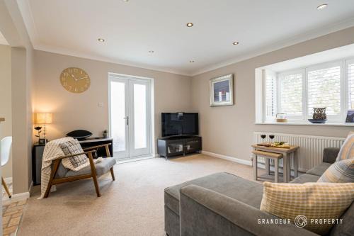 St Leonards Apartment | Owl Corner by Grandeur Property