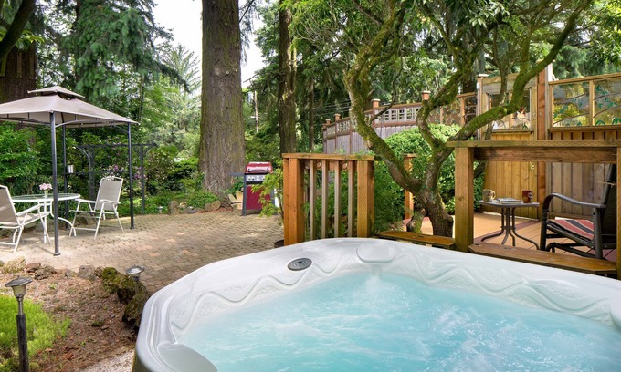Far Southwest Apartment | Owl Forest Studio, Romantic & Private with Hot Tub