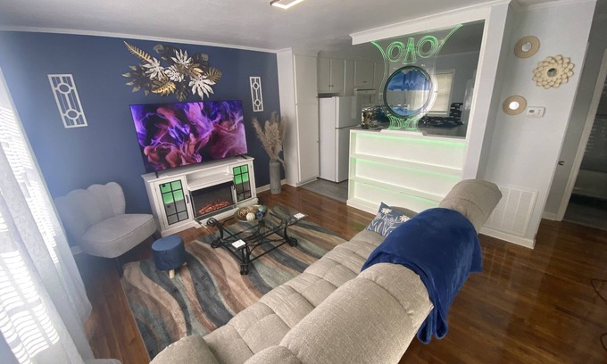 Lincolnton House | Owl's Nest - Unique Interactive Art - Nintendo - Large Parking Area - EV Charger