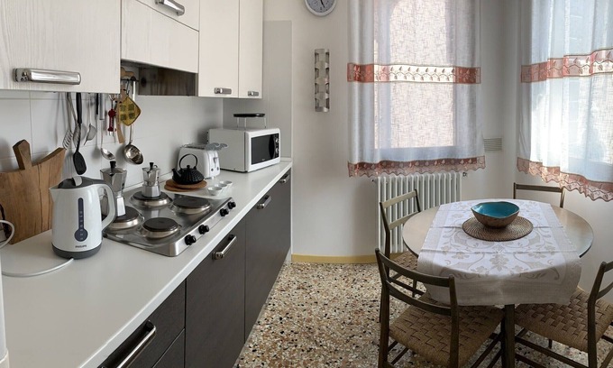San Polo Apartment | Owner operated. Super Bright Apartment near Frari Church: Venice downtown.
