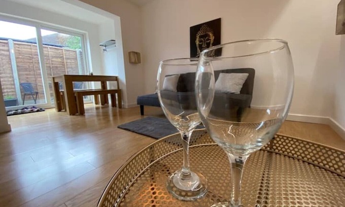 Oxford Apartment | ⭐️Oxford⭐️ modern stylish apartment patio & parking