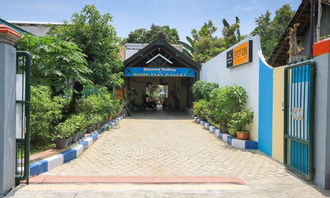 Lumajang Hotel | OYO 2440 Wallet Family Residence Syariah