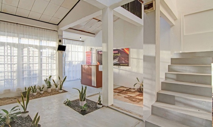 Padang Hotel | OYO 90561 Paris Street Residence Syariah