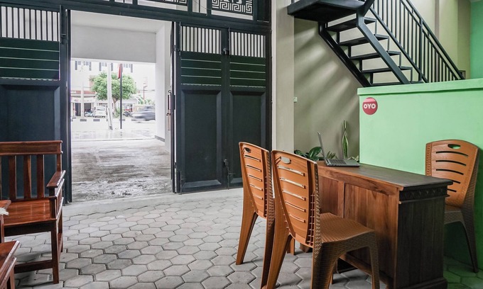 Rajabasa Hotel | OYO 93695 Guest House Riharti Syariah