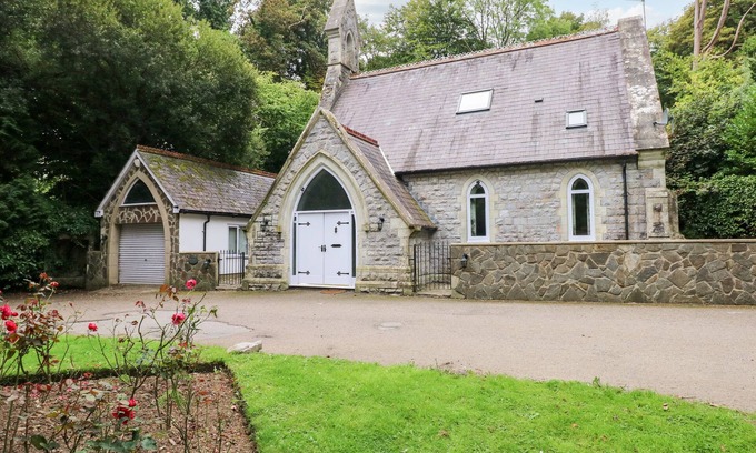Mumbles Cottage | OYSTERMOUTH CHAPEL, pet friendly, with a garden in Newton, Swansea