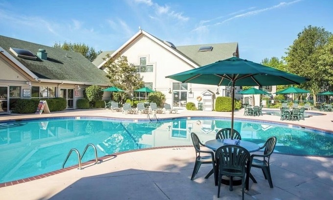 Branson Hotel | Ozark Retreat w/Fireplace & Balcony – Ideal for Scenic Getaways