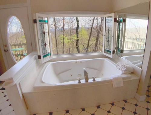 Eureka Springs House | Ozark Spring Cabin 06 Spring Haven King Spa Tub