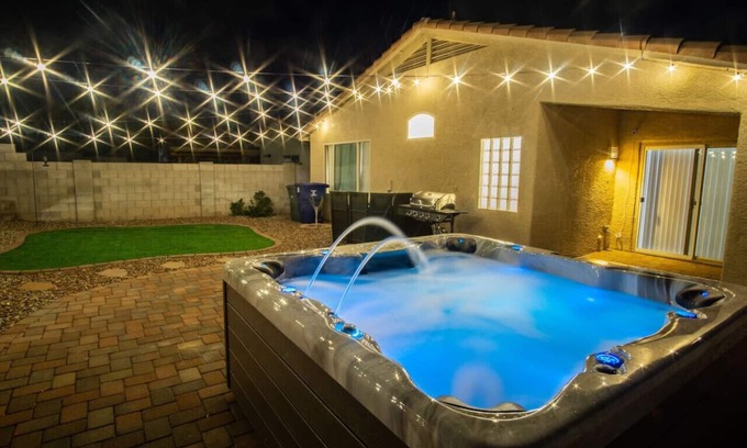 Tucson House | 🏝Pacific Enclave🏝w/Hot Tub, WFH Setup, & Garage