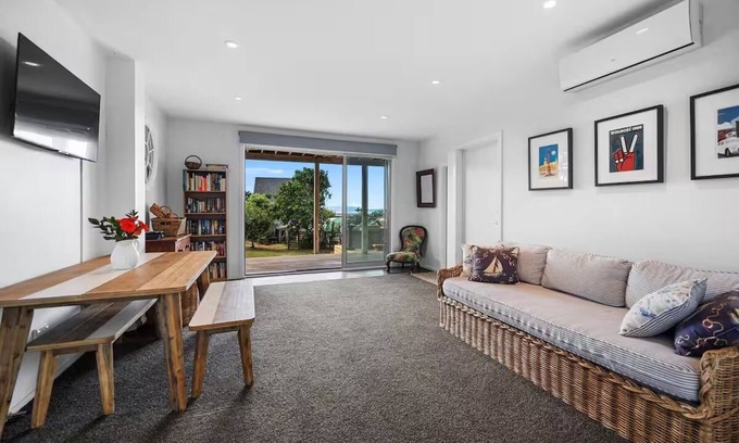 Whangaparaoa House | Pacific Ocean Breezes