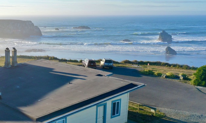 Bandon House | Pacific View: A cozy ocean-front house with the beach just steps away