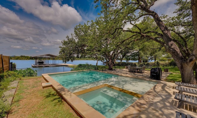 Kingsland House | Packsaddle Point! Luxury Lakefront w/Pool+Guest House