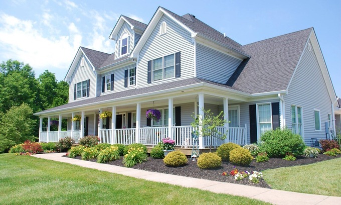 La Grange Bed & Breakfast | Paddock Apt Luxury Family King Suite with sun room and jacuzzi tub