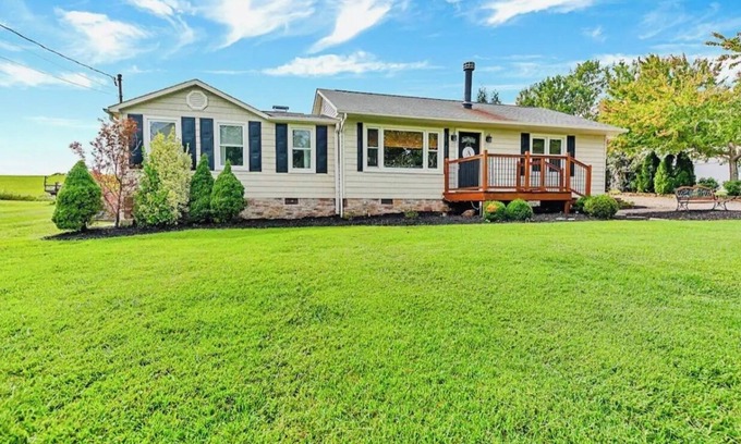 Seymour House | Palace of Porterfield awaits you in Seymour, central to Knoxville/Pigeon Forge!