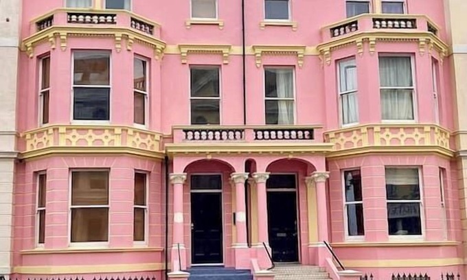 Eastbourne's Theatre District House | Palatial Central Seafront Villa Zen Garden BBQ Superking Bedroom Suites parking