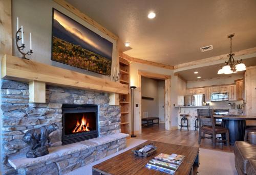 Victor House | Palisades Lodge Suite 308