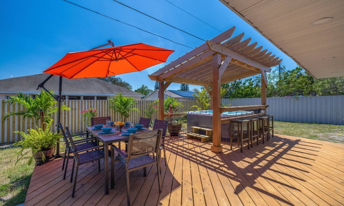 Interchange Square House | Palm Paradise ~ Hot Tub + Private Yard + Games - 17 mins to the beach!