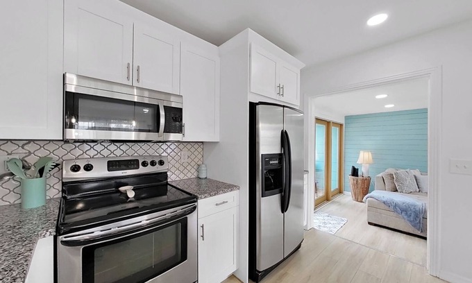 St. Petersburg - Clearwater House | Palm Paradise-Pool Home 10 min from Beach