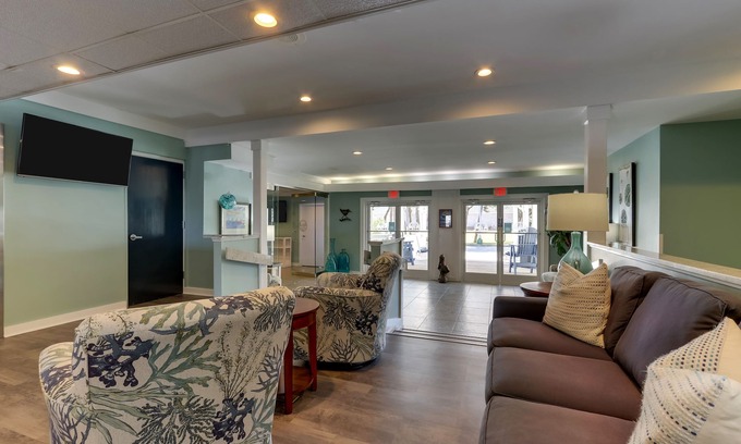 Atlantic Beach Hotel | Palm Suites