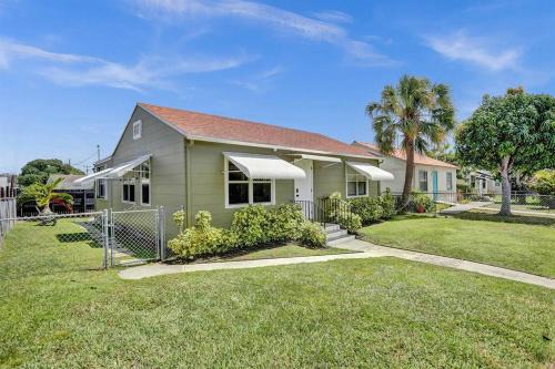 Southwest Apartment | Palm Wave Says - 5 Star - Quiet Area - Stocked