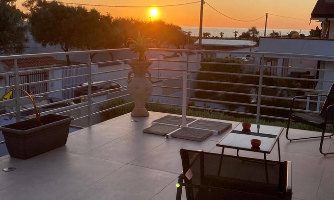 Calimera House | PALMI SUL MARE. A POCHI PASSI DA UNA SPLENDIDA SPIAGGIA LIBERA. RELAX E SILENZIO