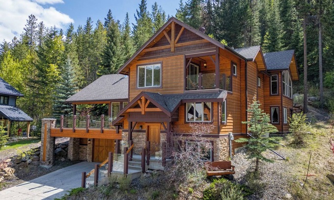 Forest Ridge Estates House | Panorama Luxury House sleeps 14 minutes from ski and golf