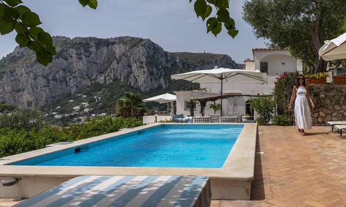 Capri Villa | Panoramic and central villa.