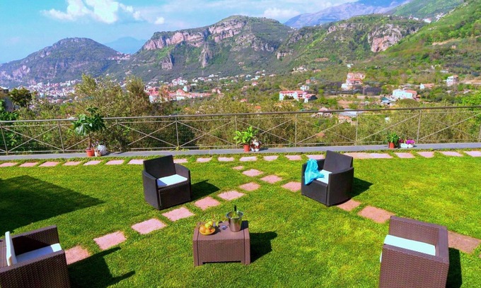 San Pietro House | Panoramic apartment with garden and private parking