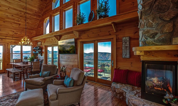 Banner Elk Cabin | ☆ Panoramic ☆ Hot Tub ☆ Fire Pit ☆ Fireplace ☆ Luxury ☆ Rustic ☆ 4BR ☆ 3K/2Q/3S