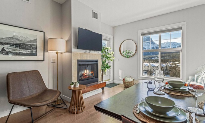 Canmore Hotel | Panoramic Mountain Views | 2 Hot Tubs | Steam Room