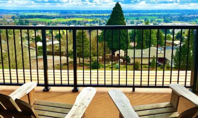 Dundee House | Panoramic Valley Views w. Hot Tub/covered deck