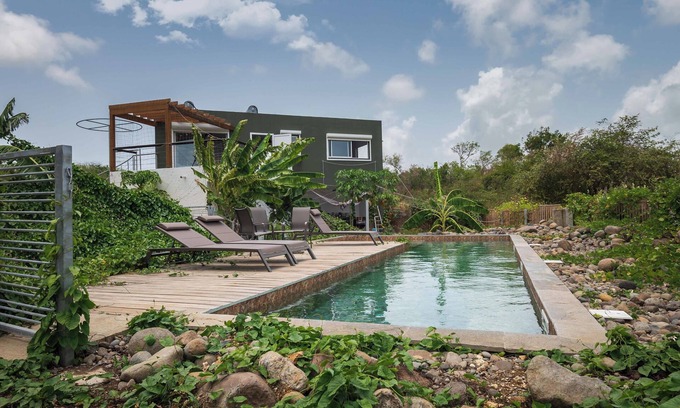 Petit-Canal Apartment | Panoramic view over sugarcane fields and Basse-Terre, absolute tranquility.