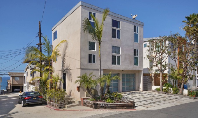 The Strand House | Panoramic Views from Malibu to Palos Verdes and Catalina. Short walk to Strand.