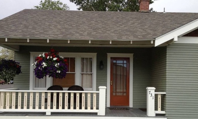 Cody House | Papa Bear Cottage (Downtown Cody)