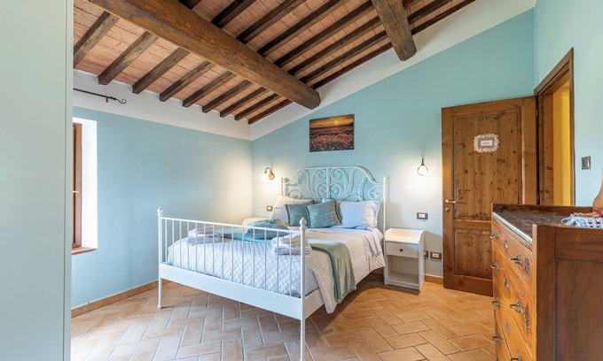 Chianciano Terme Apartment | 'Papavero' Room with Mountain View, Shared Pool and Wi-Fi