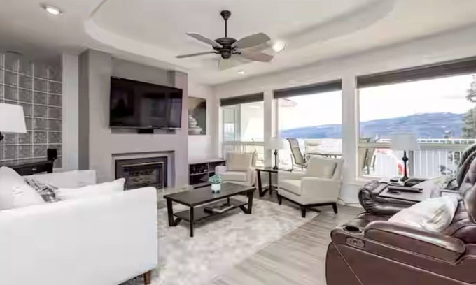 Central Okanagan House | Paradise by the Laken5 bedroom 3 Bath with stunning views of the Okanagan