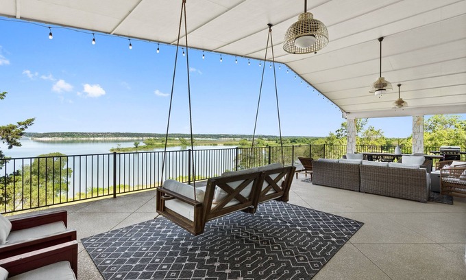 Temple House | Paradise by the lake - Lonestar Lakehouse