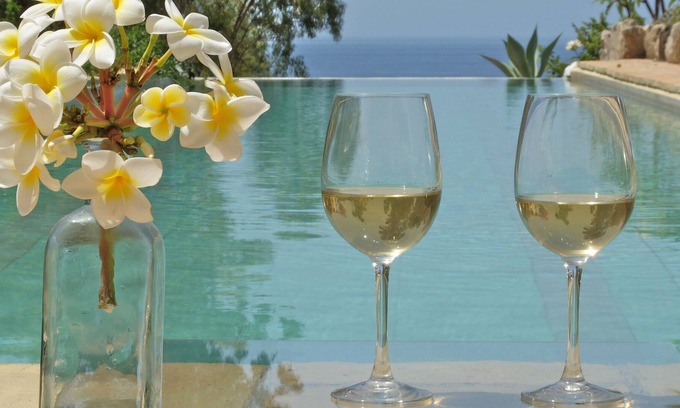 Mezquitilla Villa | Paradise by the sea. Infinity Pool. Amazing wiews. Beach 3 min. walk.