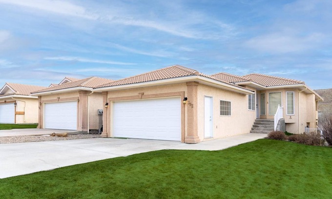 Lethbridge Condo | Paradise Canyon Golf Resort - Signature Walkout Condo 382