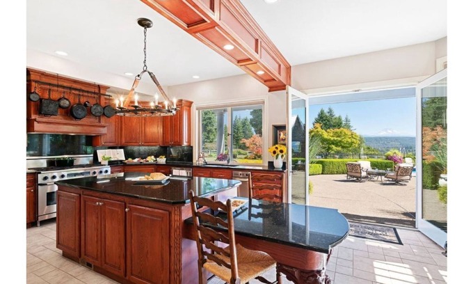 Sandy House | Paradise in Sandy, breathtaking views of Mt. Hood