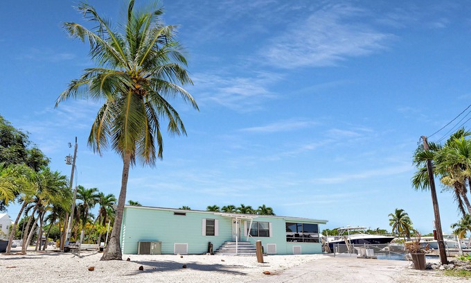 Cross Key Waterways House | Paradise on main canal with spectacular sunset