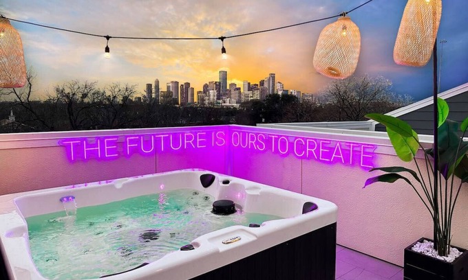 Greater Third Ward House | Paradise Palace Best Rooftop in HTX w/Hot Tub